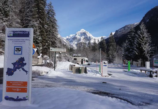 aire camping car park hiver neige