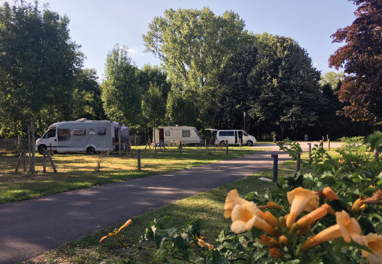 aire camping car park rivieres 16