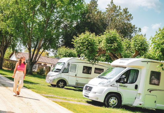 Aire pour camping-cars avec emplacements végétalisés et ombragés
