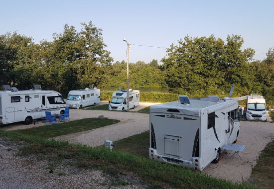 Emplacement stabilisé avec plots en béton pour camping-cars