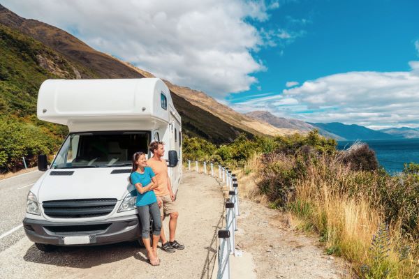 Couple profitant de leur voyage en camping-car